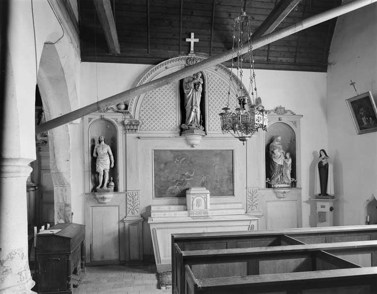 ensemble de l'autel secondaire latéral sud : autel tombeau, retable architecturé et tabernacle