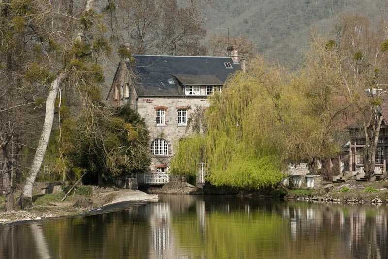 moulin à farine dit le moulin du Vey, actuellement hôtel de voyageurs et restaurant