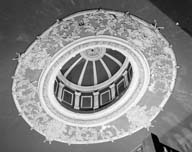 Le grand vestibule, vue de la coupole ovale. Prise de vue antérieure à la campagne de restauration de 1994. [3e casino].