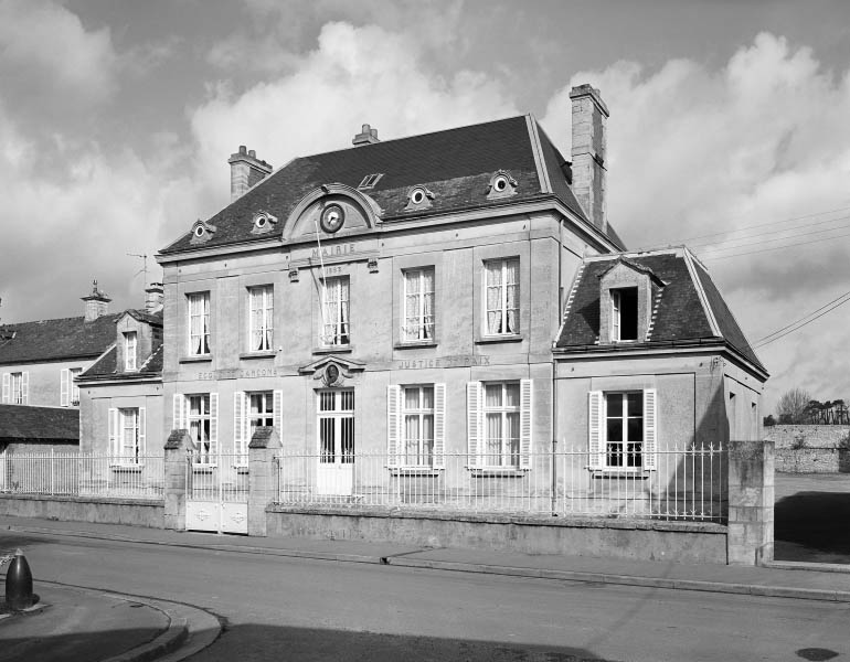 mairie, tribunal (justice de paix), école primaire (école de garçons)