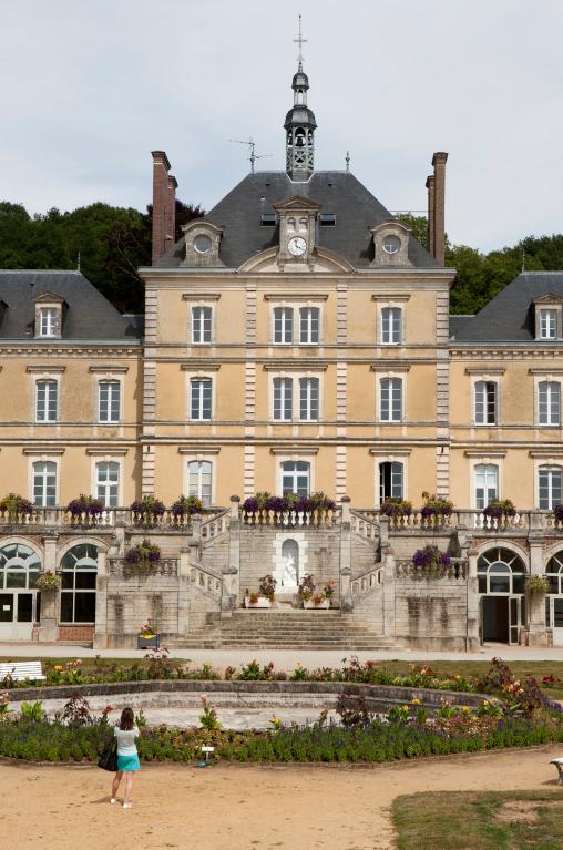 demeure et siège du Sanctuaire de Montligeon dit Palais des chapelains