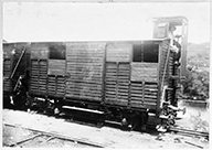 Wagon de marchandises avec cabine.- Photographie ancienne, s.d. [vers 1924]. (Collection particulière).