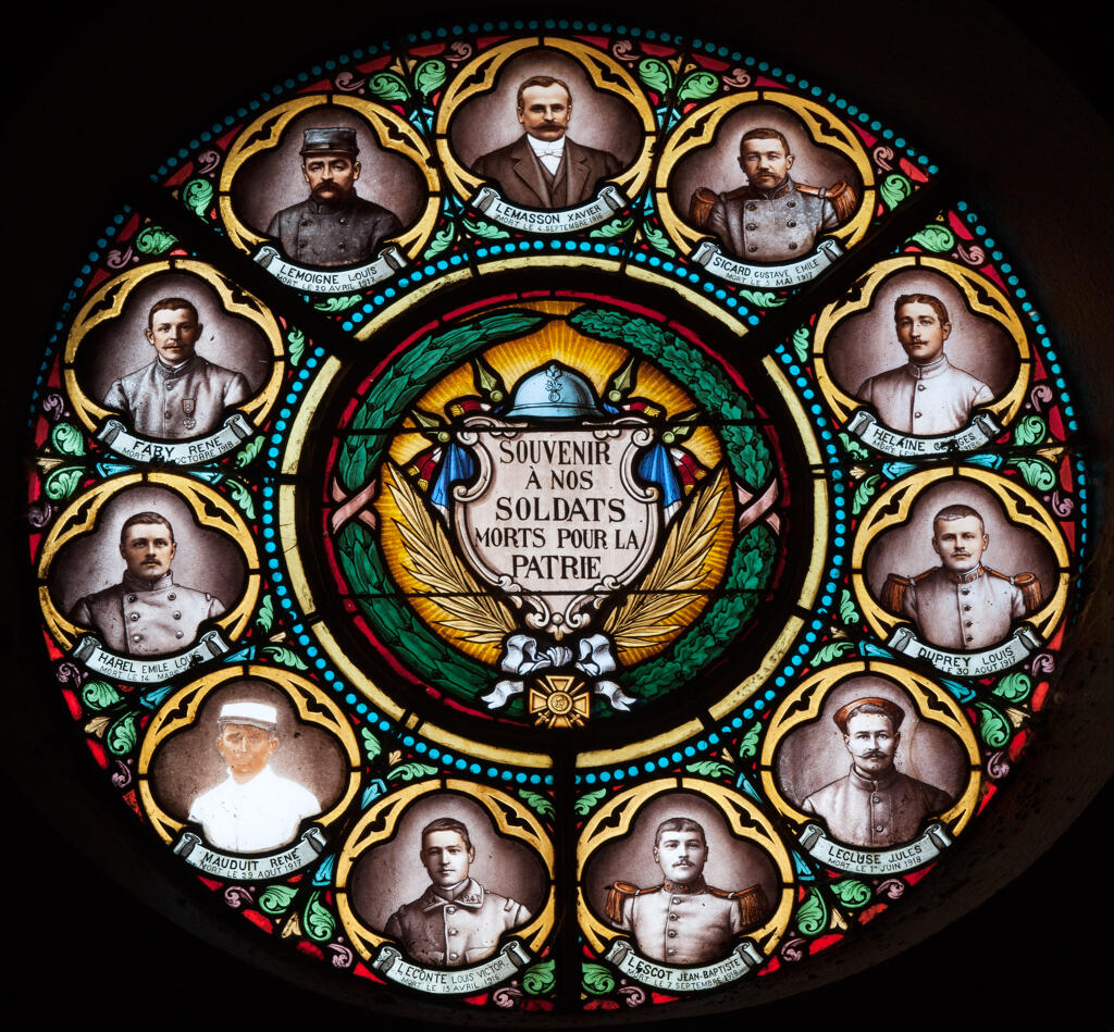 Verrière historiée et commémorative de la guerre de 1914-1918 : Portraits de onze soldats de Saint-Ebremond-de-Bonfossé (Baie 11)