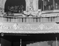 Le théâtre, détail du garde-corps du balcon. Prise de vue antérieure à la campagne de restauration de 1994. [3e casino].