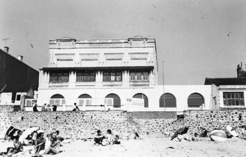 café, puis 1er casino dit Le Chalet des Fêtes, puis casino de Coutainville