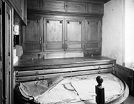 meuble de sacristie : chapier