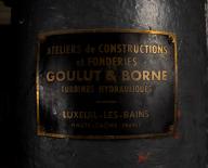 Centrale hydroélectrique, vue intérieure : turbine hydraulique, plaque de fabricant "Atelier de constructions et fonderies Goulut et Borne, Luxeuil-les-Bains, Haute-Saône".