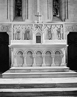 ensemble du maître-autel : autel, tabernacle, retable de style néo-roman