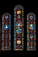 Verrière historiée et commémorative de la guerre de 1914-1918 : Apparition du Christ en Croix à un soldat, Sainte Marguerite-Marie Alacoque, Saint jean Eudes (baie 6)