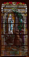 Verrière historiée et commémorative de la guerre de 1914-1918 : Apparition de Notre-Dame de Lourdes