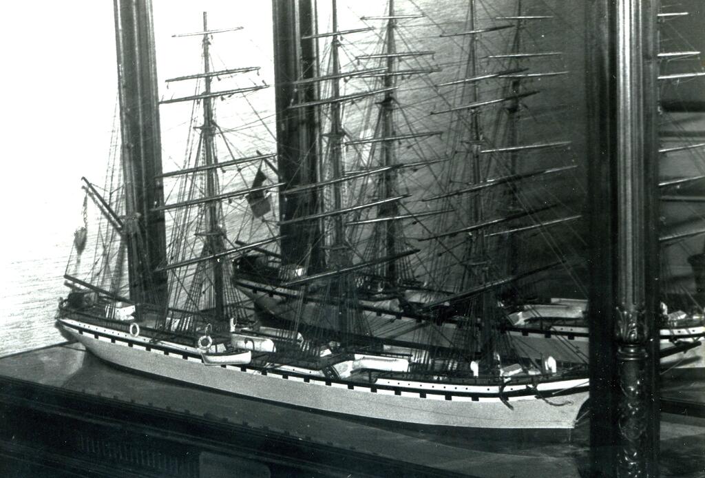 ensemble d'objets en relation avec le voilier QUEVILLY