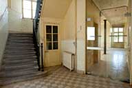 Bâtiment des bureaux de la Société des Mines de Soumont, intérieur, hall d'entrée avec escalier.