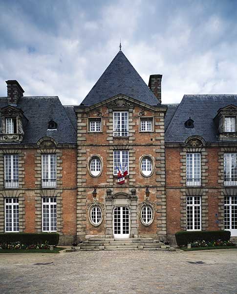 Le corps de logis. Détail : pavillon central. Vue prise du sud.