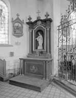 ensemble de 2 autels secondaires : 2 retables architecturés à niche, 2 tabernacles