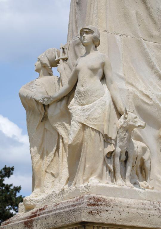 monument aux morts de la guerre de 1914-1918 : Casque couronné