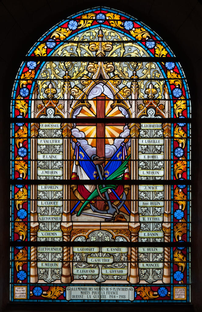 Ensemble de 2 verrières historiées commémorative et ex-voto de la guerre de 1914-1918 : Faisceau commémoratif et Sacré-Cœur (baies 2 et 4)