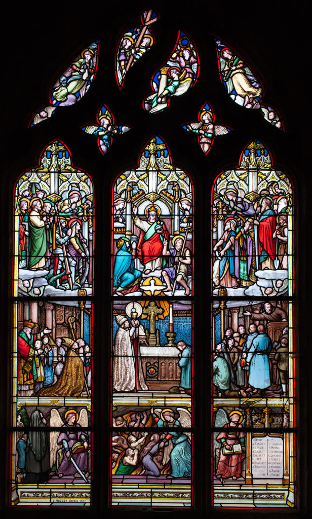 Verrière historiée et commémorative de la guerre de 1914-1918 : Scènes de l'Eglise : Traversée des âmes, Messe aux soldats et Christ en Gloire (baie de la chapelle nord du choeur)