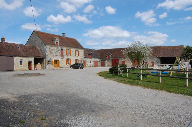 Le Bois Levé, ferme de plan allongé à bâtiments contigus en L (repérée).