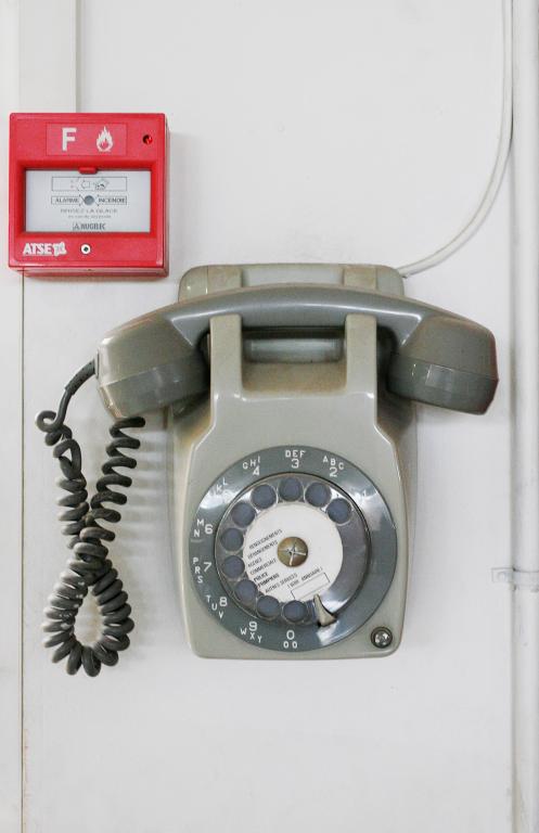 Téléphone mural S63 de la marque Socotel, modèle créé en 1963.