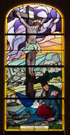 verrière historiée et commémorative de la guerre de 1914-1918 : Apparition du Christ en croix à un soldat soutenu par un aumônier (baie 2)