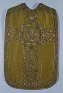 ensemble d'une chasuble, d'un manipule, d'une étole (ornement doré)