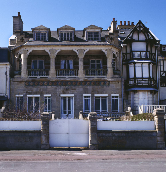 Casino ; maison dite le Castel Louis. Vue d'ensemble.