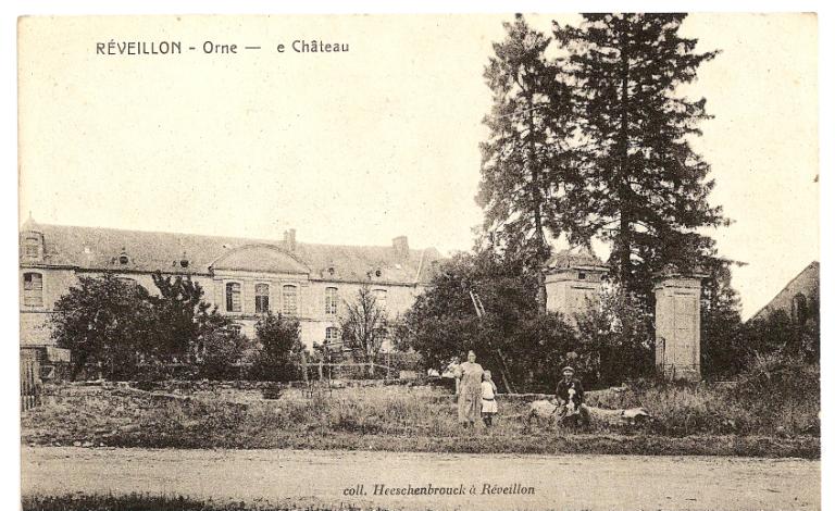 Château de Réveillon, vue d'ensemble avec le portail, détruit dans les années 1960.- Carte postale, collection Heeschenbrouck à Réveillon, 1er quart 20e siècle. (Collection particulière Alain Rivière).