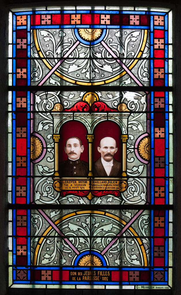 ensemble de 4 verrières mixte hagiographiques et commémoratives de la guerre de 1914-1918 : Portraits soldats, Vierge consolatrice ; à la mémoire de Victor Leroyer, Julien Maillard, Victor Arondel, Isidore Chauvin, François Tennière, Auguste Bouillet