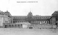 Casino municipal en construction 1912. vue d'ensemble de la façade nord-ouest.- Carte postale, n.s., 1912, n. et b., 13,7 x 8,8 cm. (Collection particulière Michel Barillet, Trouville-sur-Mer).