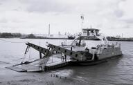 bateau transbordeur sans cabine : bac amphidrome de Seine (franchissement de la Seine entre Quillebeuf-sur-Seine (76) et Port Jérôme (76) pour passagers, transport de voitures et camions) dit BAC DE QUILLEBEUF