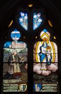 verrière historiée de la guerre de 1914-1918 : L'abbé Patrice implore Notre-Dame des Victoires