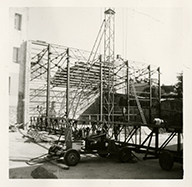 Photographie de chantier, juillet 1964, construction de la charpente métallique du bâtiment de ferblanterie.- Photographie ancienne, de l'architecte Contamin, juillet 1964. (Collection particulière Jean-Pierre Barette).