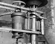 Axe moteur de la turbine. Détail : plaque du fabricant (H. Bouvier, Paul et Cie, ingénieurs-constructeurs, Grenoble).