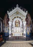 ensemble du maître-autel : autel tombeua, retable architecturé, tabernacle à ailes, groupe sculpté, peinture murale