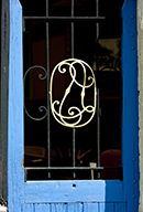 Grille d'entrée, détail : monogramme en ferronnerie de Louis Savare.
