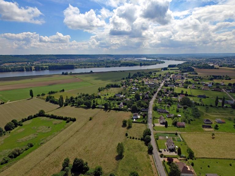 La départementale 65 reliant le bourg aux hameaux, vue aérienne par drone. 