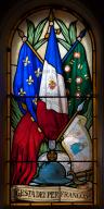 verrière historiée et commémorative de la guerre de 1914-1918: Les drapeaux sacrés de la France (baie 17)