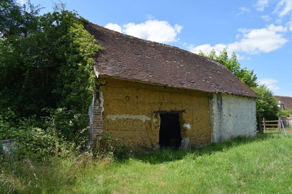 Remise au sud du village : mise en œuvre en bauge du mur postérieur.