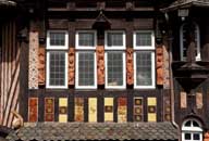 Détail de la façade du logement patronal, vue du sud-ouest, décor de pavement et statuettes de l'oriel.