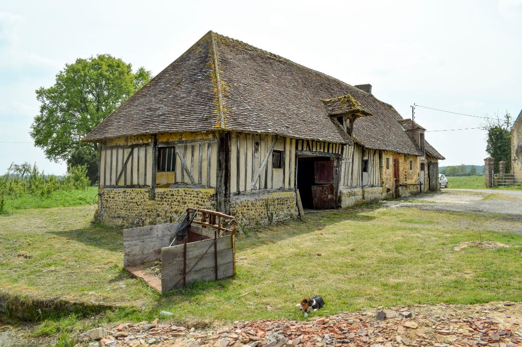 Ferme de la Grande Moisière : étables partiellement en pan de bois.
