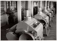 Ensemble d'appareils à cylindres répartis sur deux lignes.- Photographie ancienne, [années 1950]. (Collection particulière Dupuis).
