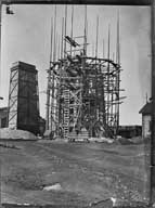 Construction du château d'eau.- Photographie ancienne, début 20e siècle. (Archives privées Société des Mines de Soumont).