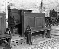 ensemble de fausses stalles de célébrant (fausses stalles), 6 bancs de fidèles (bancs d'église) de style néo-roman