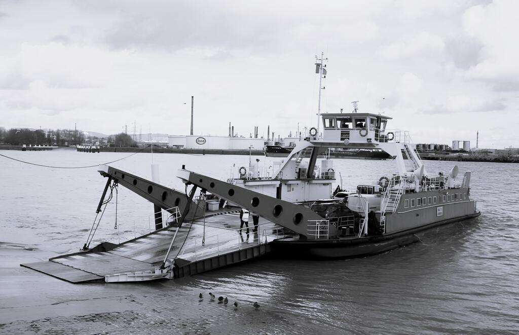 bateau transbordeur sans cabine : bac amphidrome de Seine (franchissement de la Seine entre Quillebeuf-sur-Seine (76) et Port Jérôme (76) pour passagers, transport de voitures et camions) dit BAC DE QUILLEBEUF