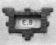 Pièce d'affinage. Elévation sud-ouest, détail : initiales du propriétaire (Elmire-Edouard Bisson).