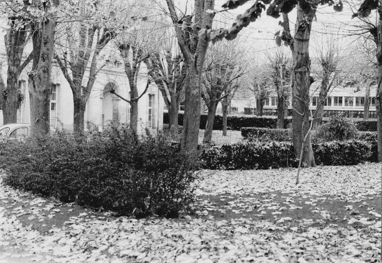 basse-cour et cour du cloître de l'abbaye de bénédictines de la Trinité dite abbaye aux Dames, actuellement jardins d'agrément de l'hôtel de région