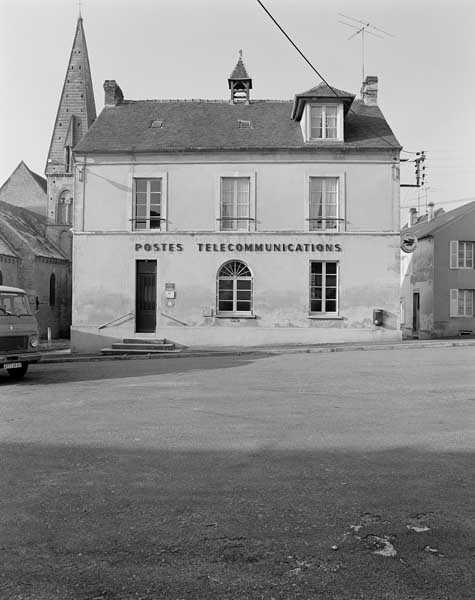 école, puis poste