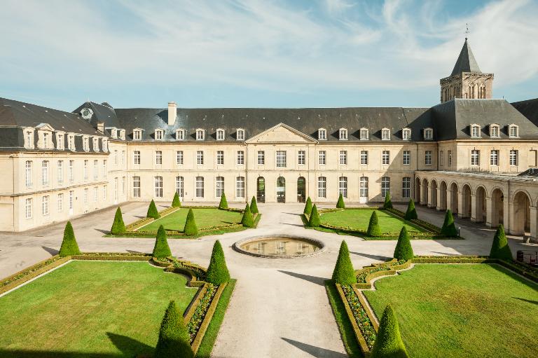 basse-cour et cour du cloître de l'abbaye de bénédictines de la Trinité dite abbaye aux Dames, actuellement jardins d'agrément de l'hôtel de région