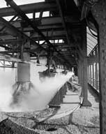 Carreau de Soumont : fours à griller, niveau supérieur : wagonnets convoyés dans la fumée.- Photographie ancienne, 1981.