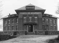 Bâtiments des bureaux de la Société des Mines de Soumont.- Photographie ancienne, contact de plaque de verre 18x24, vers 1920. (Archives privées Société des Mines de Soumont).